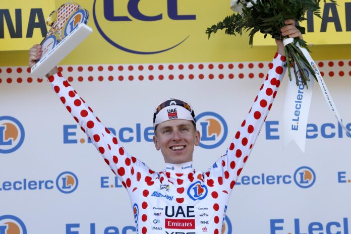 El ciclista esloveno del equipo UAE Tadej Pogacar, tras la primera etapa del Tour de Francia, una contrarreloj por equipos de 19,6 kilómetros este sábado en Barcelona.-  EFE/EPA/GUILLAUME HORCAJUELO
