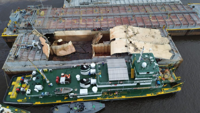 Fotografía cedida por el Ministerio de Defensa de Paraguay que muestra una barcaza cisterna en la que ocurrió una explosión en Asunción (Paraguay). EFE/ Ministerio de Defensa de Paraguay
