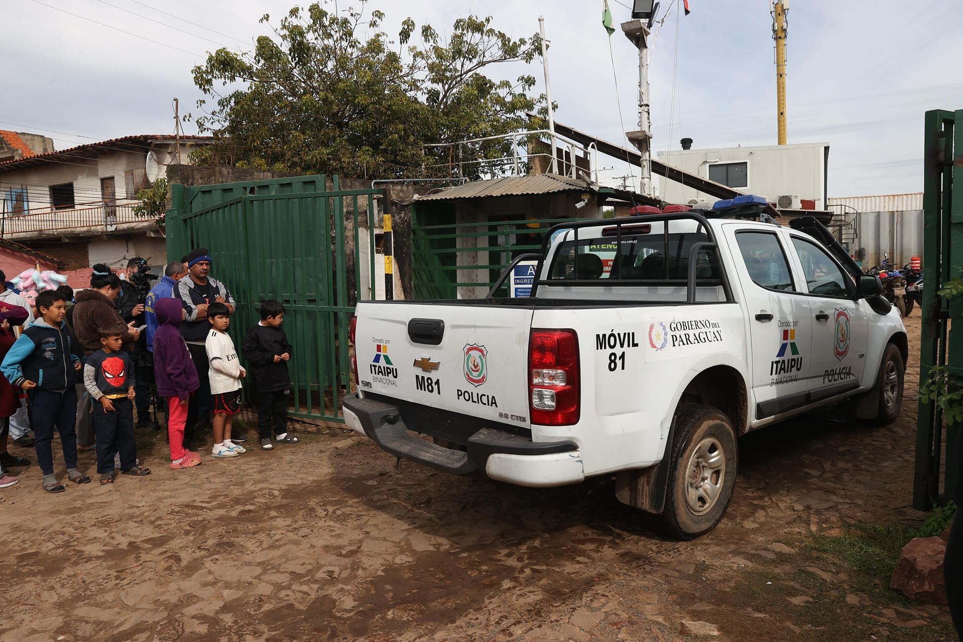 Personas esperan afuera del astillero Aguapé, lugar en el que una barcaza cisterna explotó en Asunción (Paraguay). EFE/Juan Pablo Pino
