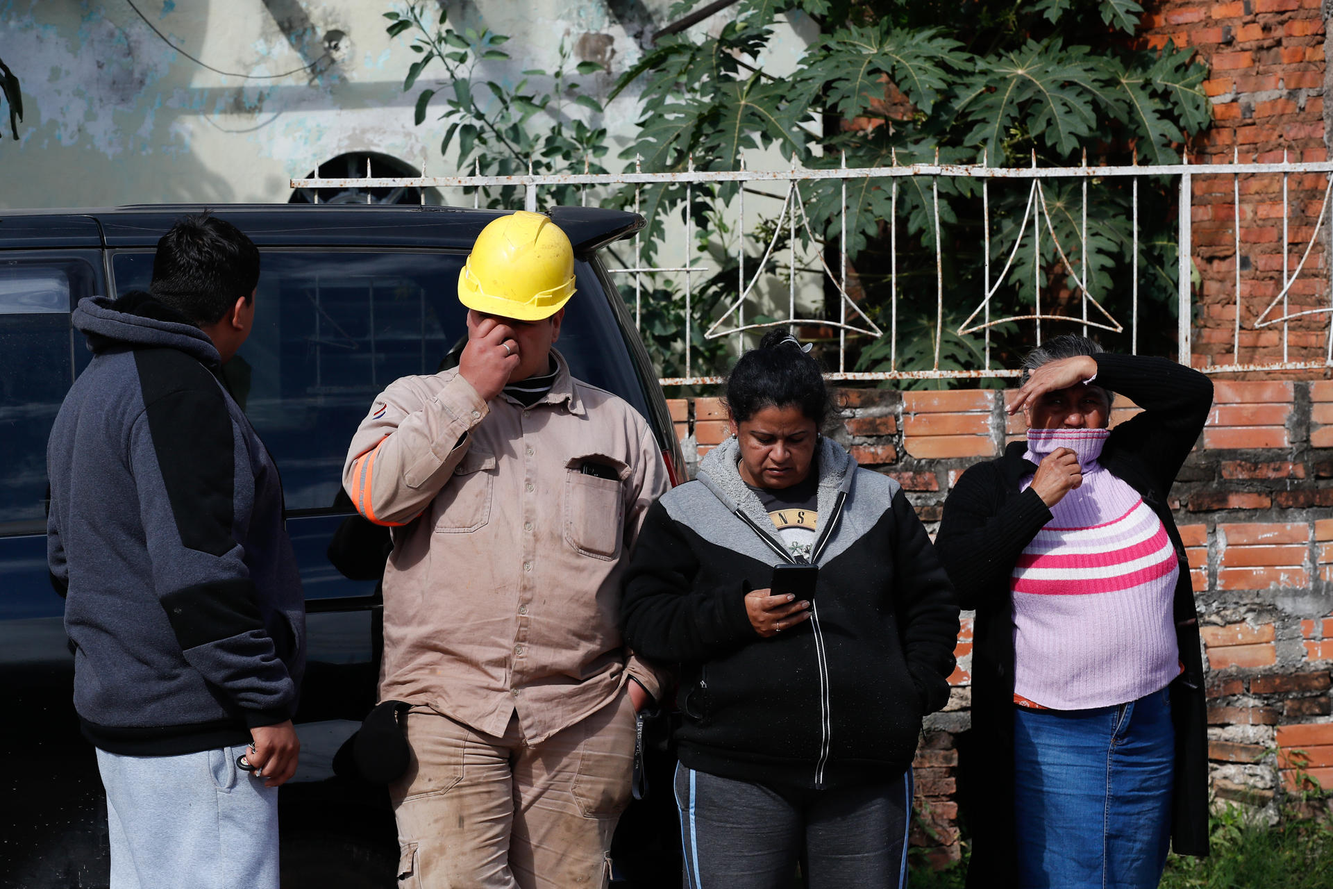 Familiares de trabajadores afectados por la explosión de una barcaza cisterna esperan afuera del astillero Aguapé en Asunción (Paraguay). EFE/Juan Pablo Pino
