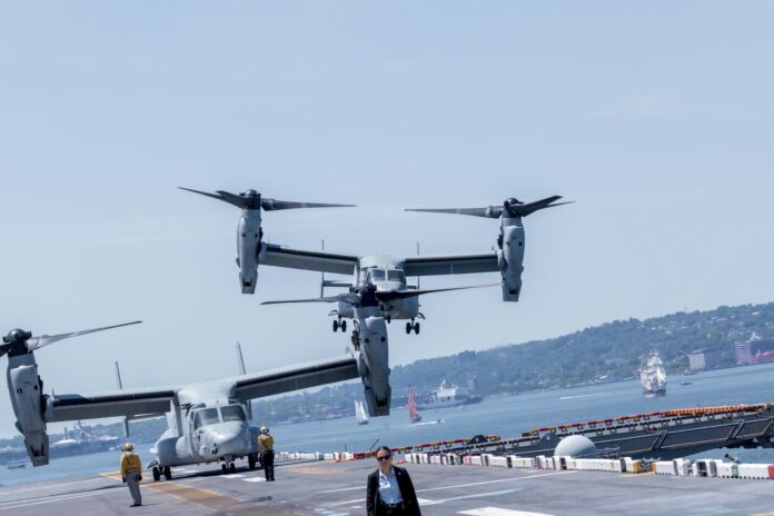 Un helicóptero que transportaba al vicepresidente de Estados Unidos, JD Vance, despega del buque USS Kearsarge durante la Reunión Naval Internacional 'Parade of Sail', que conmemora el 250º aniversario de la Independencia de Nueva York, Estados Unidos, el 4 de julio de 2026. EFE//Olga Fedorova

