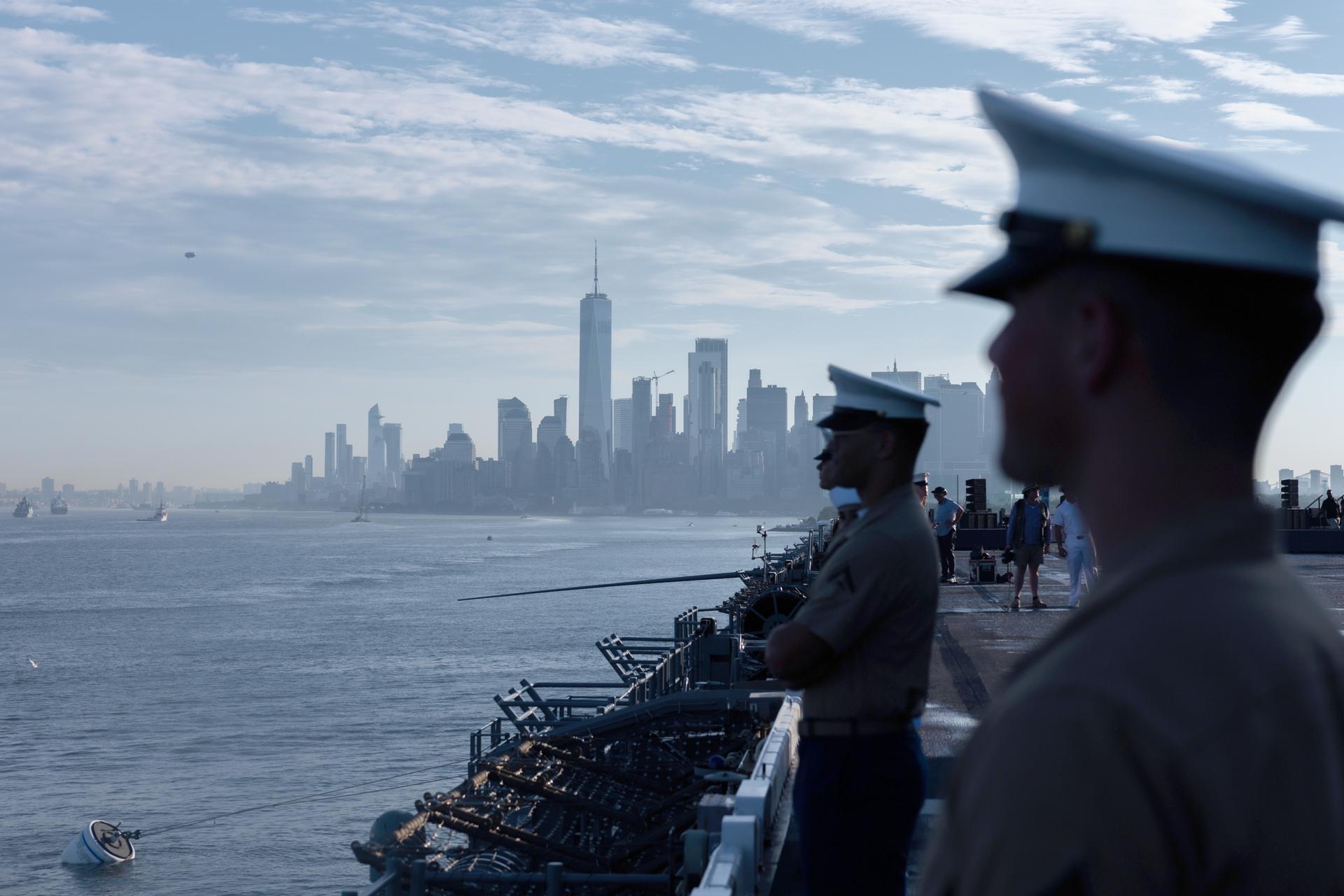 Se ven marineros a bordo del USS Kearsarge en un encuentro naval internacional que conmemora el 250.º aniversario del Día de la Independencia en Nueva York (EE. UU.), el 4 de julio de 2026. EFE/EPA/Olga Fedorova
