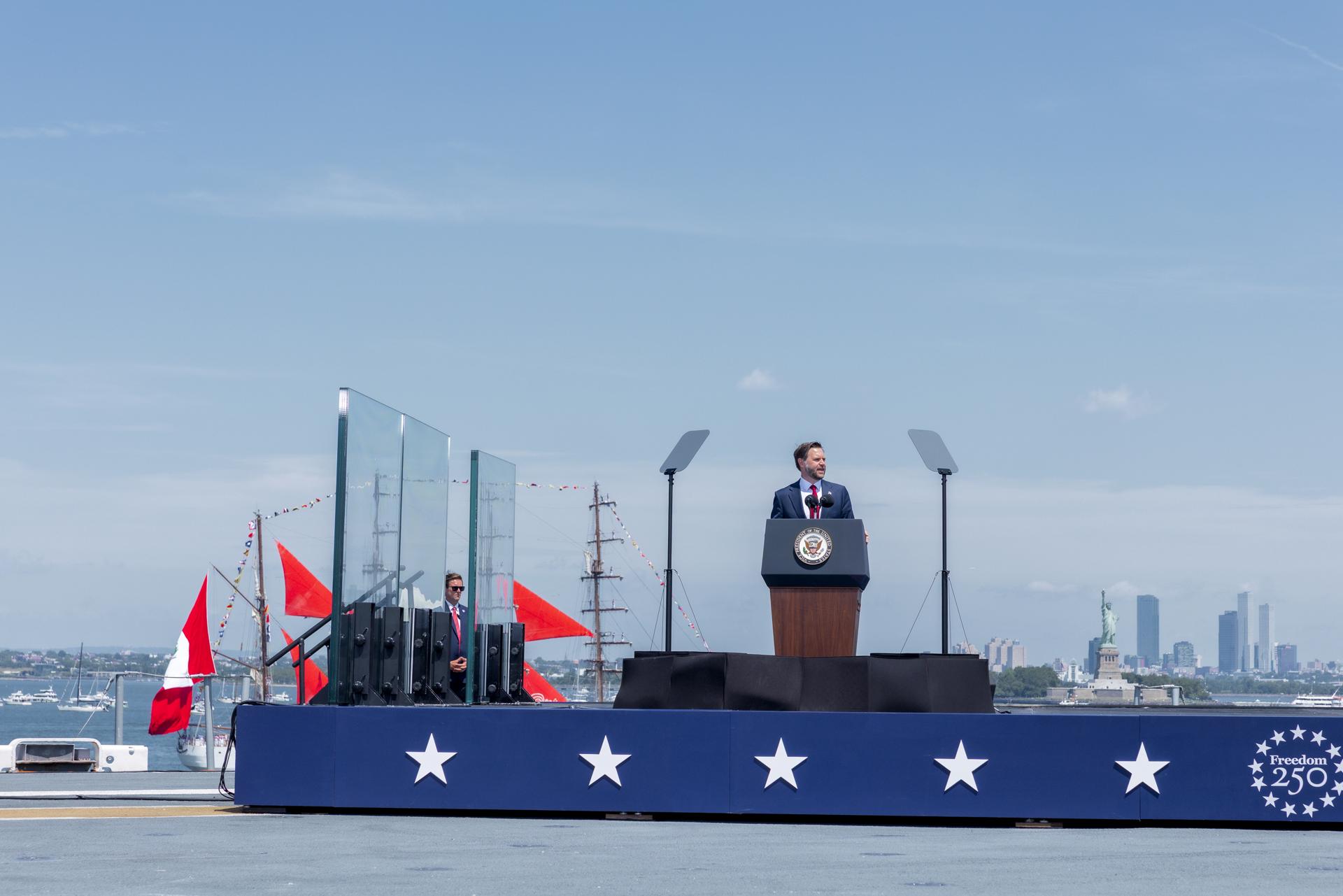 El vicepresidente de Estados Unidos, JD Vance, habla a bordo del USS Kearsarge durante la reunión naval internacional 'Parade of Sail', que conmemora el 250º aniversario de la Independencia, en Nueva York, Estados Unidos, el 04 de julio de 2026. EFE/EPA/Olga Fedorova
