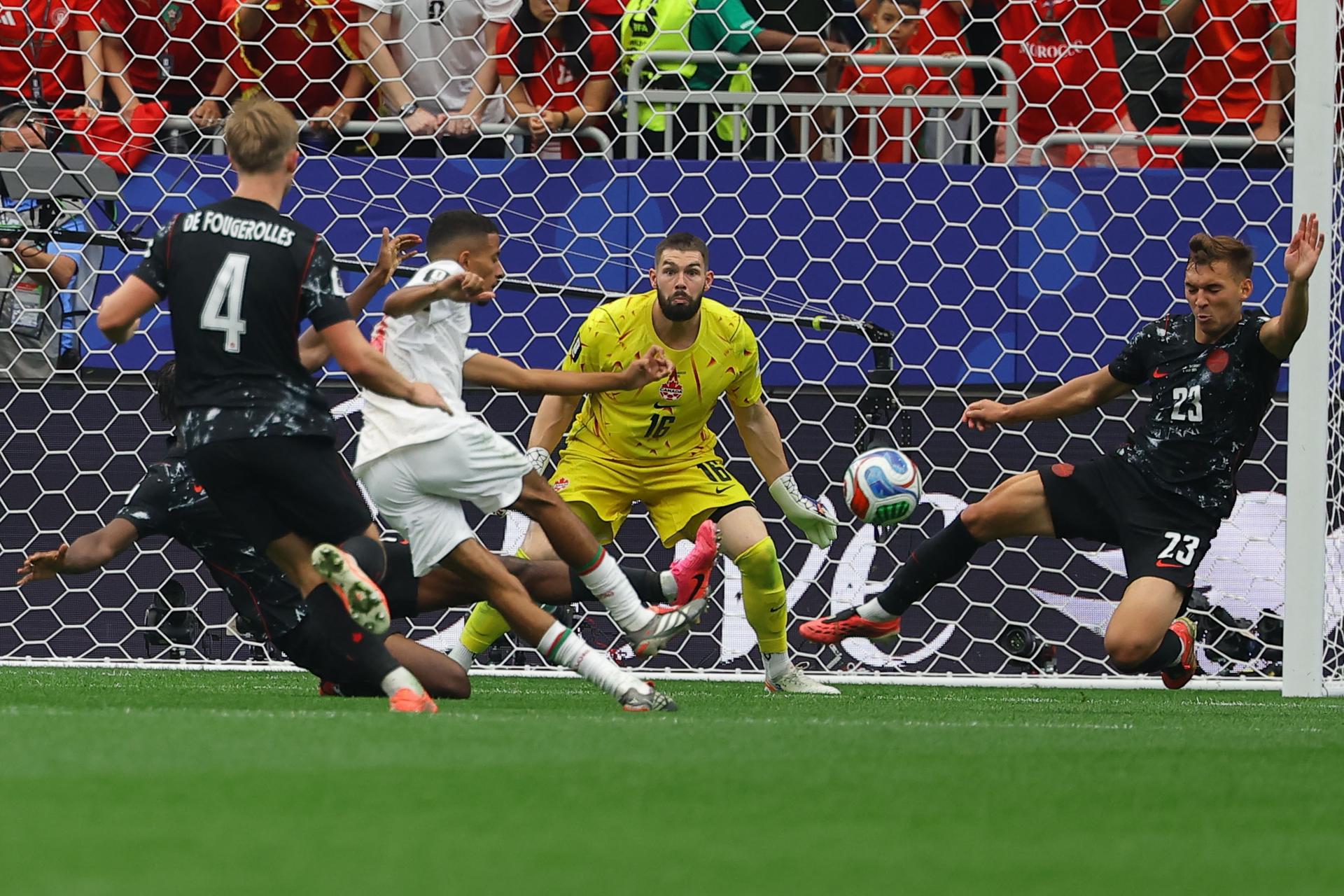 Azzedine Ounahi (c), de Marruecos, marca su segundo gol durante el partido de octavos de final del Mundial 2026 entre Canadá y Marruecos en Houston (EE.UU.). EFE/CHRISTOPHER NEUNDORF
