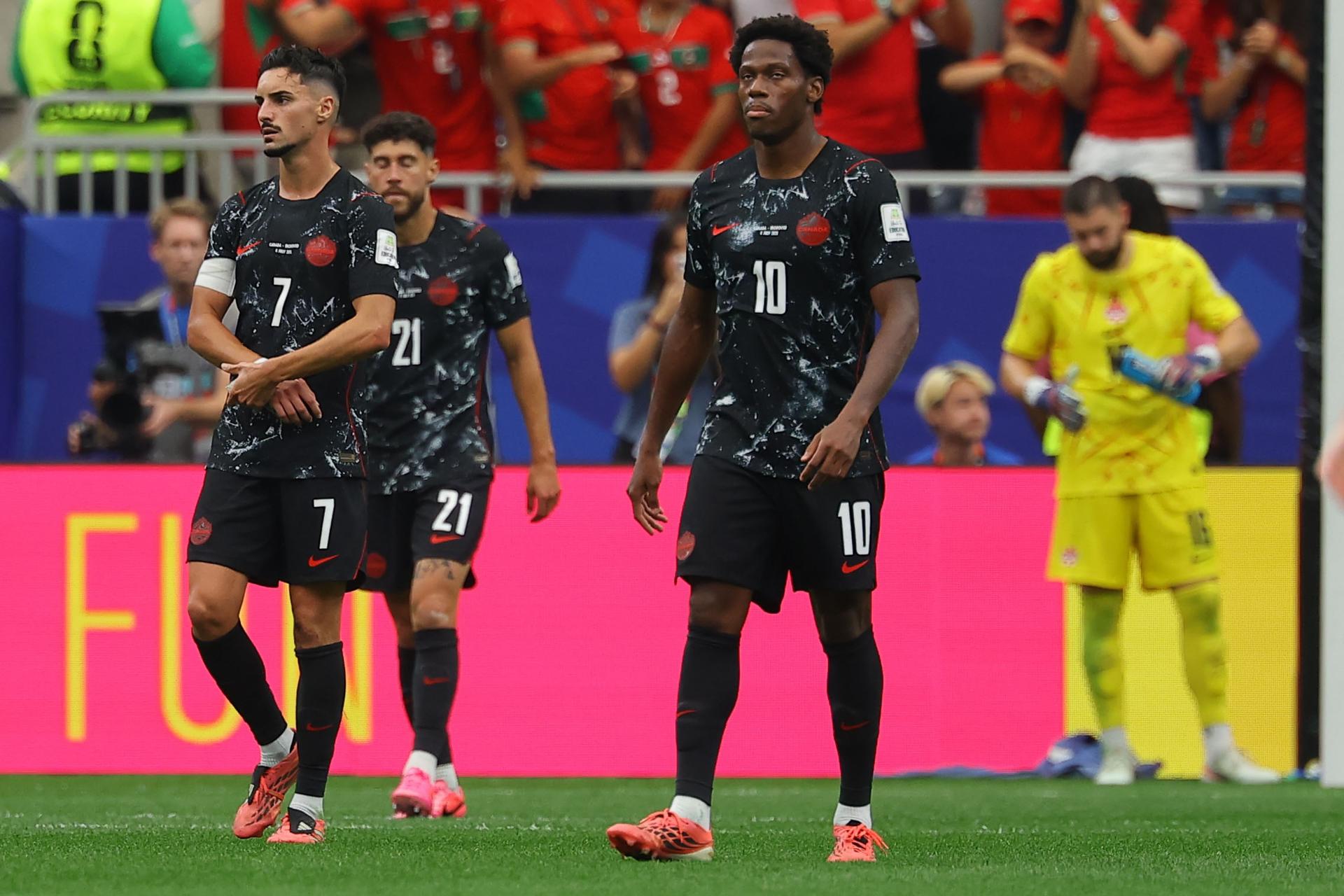 Stephen Eustáquio (i) y Jonathan David, de Canadá, reaccionan tras recibir el tercer gol durante el partido de octavos de final del Mundial 2026 entre Canadá y Marruecos en Houston (EE.UU.). EFE/CHRISTOPHER NEUNDORFagainst Morocco, in Houston, USA, 04 July 2026. (Marruecos) EFE/EPA/CHRISTOPHER NEUNDORF
