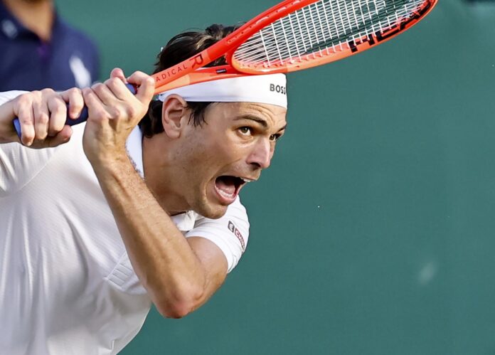 El estadounidense Taylor Fritz, octavo favorito, remontó al italiano Lorenzo Sonego,en dieciseisavos de final de Wimbledon, Londres, Reino Unido. EFE/EPA/TOLGA AKMEN
