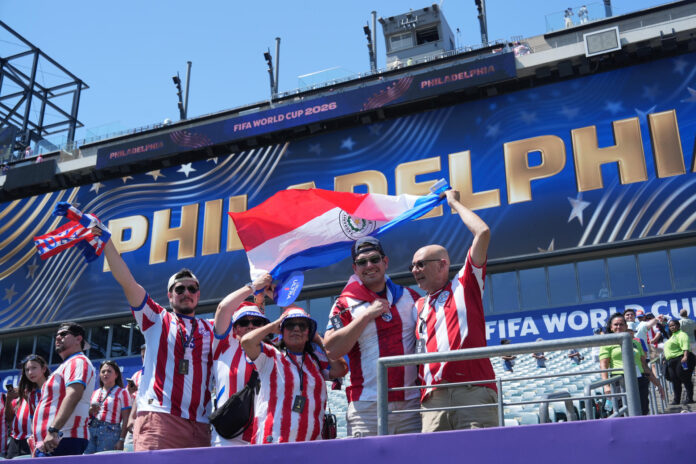 Hinchas de de Paraguay desfilaron este sábado por lugares emblemáticos de Filadelfia hasta llegar al estadio donde la Albirroja jugará contra Francia por el pase a los cuartos de final del Mundial. EFE/ Angel Colmenares
