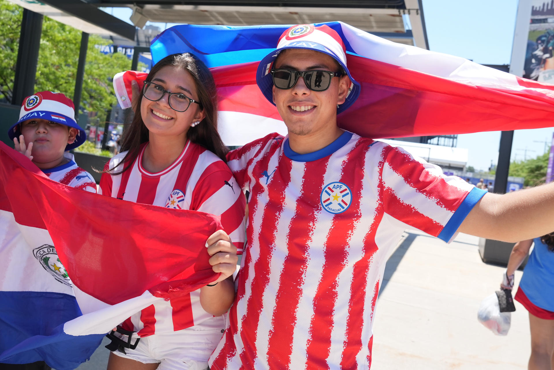 Hinchas de de Paraguay desfilaron este sábado por lugares emblemáticos de Filadelfia hasta llegar al estadio donde la Albirroja jugará contra Francia por el pase a los cuartos de final del Mundial. EFE/ Angel Colmenares