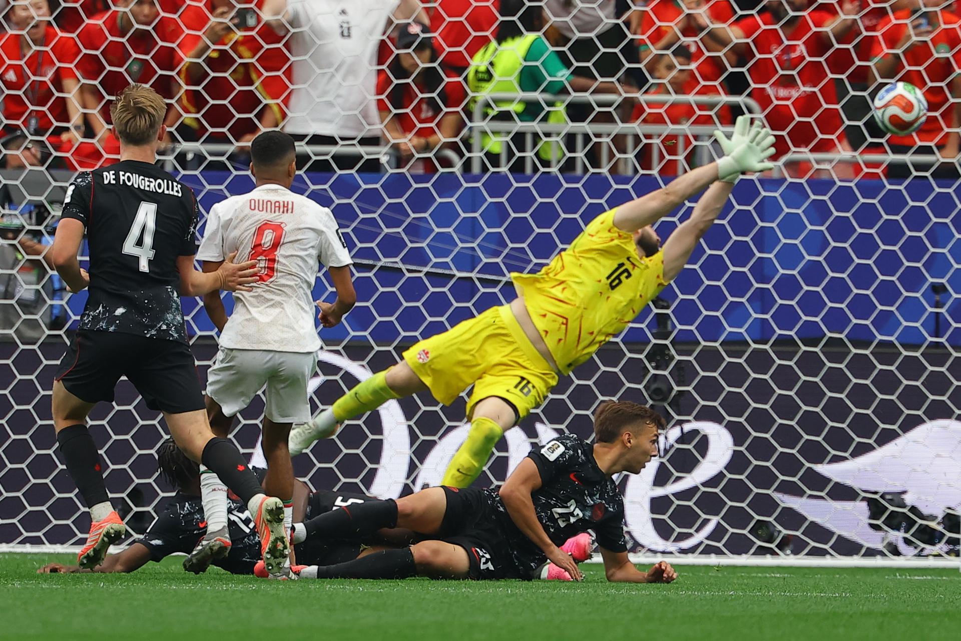 Azzedine Ounahi (2i), de Marruecos, marca su segundo gol durante el partido de octavos de final del Mundial 2026 entre Canadá y Marruecos en Houston (EE.UU.). EFE/CHRISTOPHER NEUNDORF
