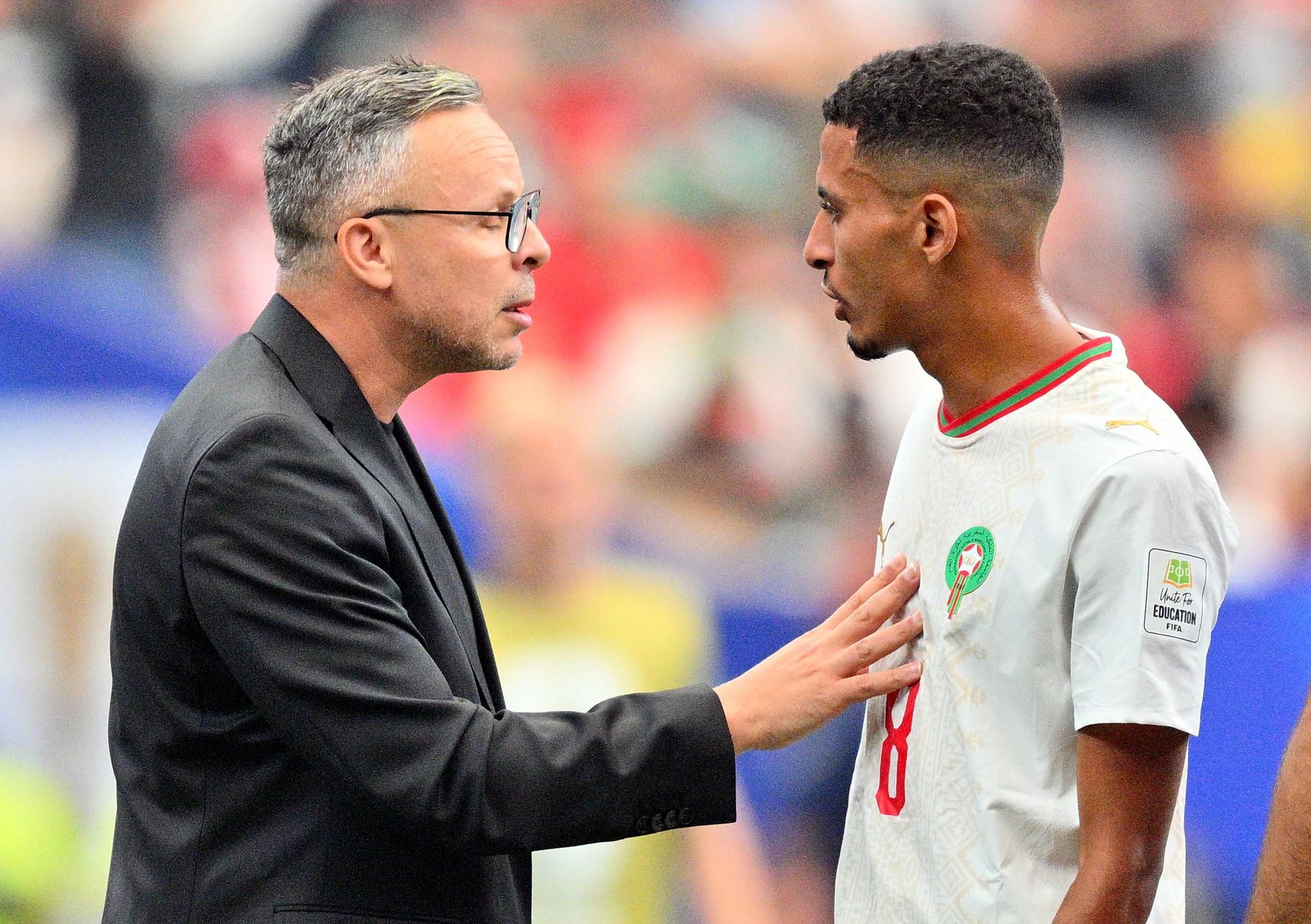 El seleccionador marroquí, Mohamed Ouahbi (i), reacciona junto a su jugador Azzedine Ounahi durante un descanso por hidratación en el partido de octavos de final del Mundial 2026 entre Canadá y Marruecos en Houston (EE.UU.). EFE/SAM WASSON
