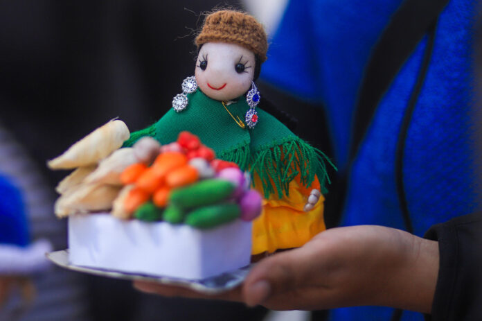 Una persona sostiene una artesanía en miniatura durante una feria este sábado en La Paz (Bolivia). EFE/ Gabriel Márquez
