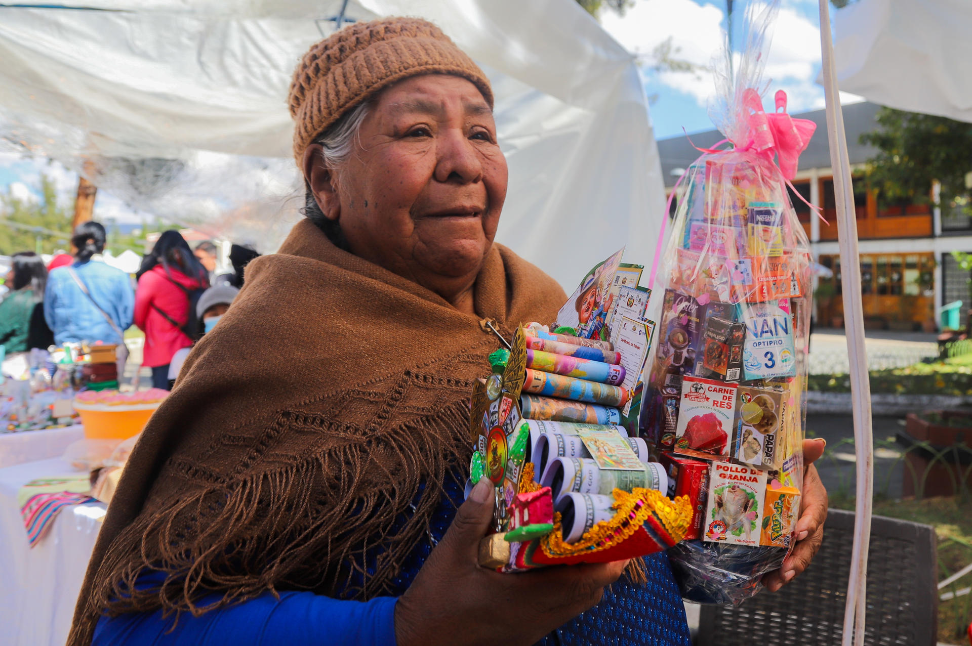 Una mujer aimara sostiene miniaturas de abundancia en una feria este sábado en La Paz (Bolivia). EFE/ Gabriel Márquez