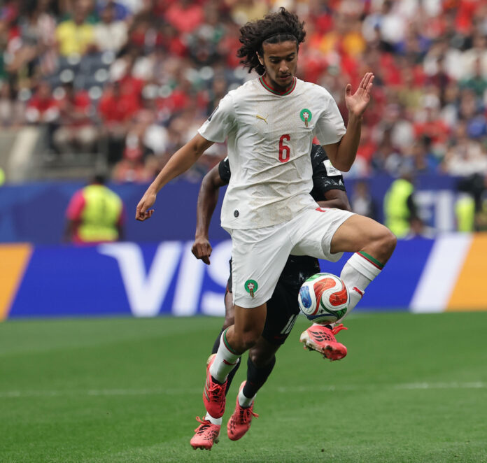 Ayyoub Bouaddi, centrocampista de la selección de Marruecos, aseguró este sábado que está muy orgulloso por su decisión de jugar por el país norteafricano, después de conseguir en Houston el billete para los cuartos de final del Mundial. EFE/EPA/CHRISTOPHER NEUNDORF
