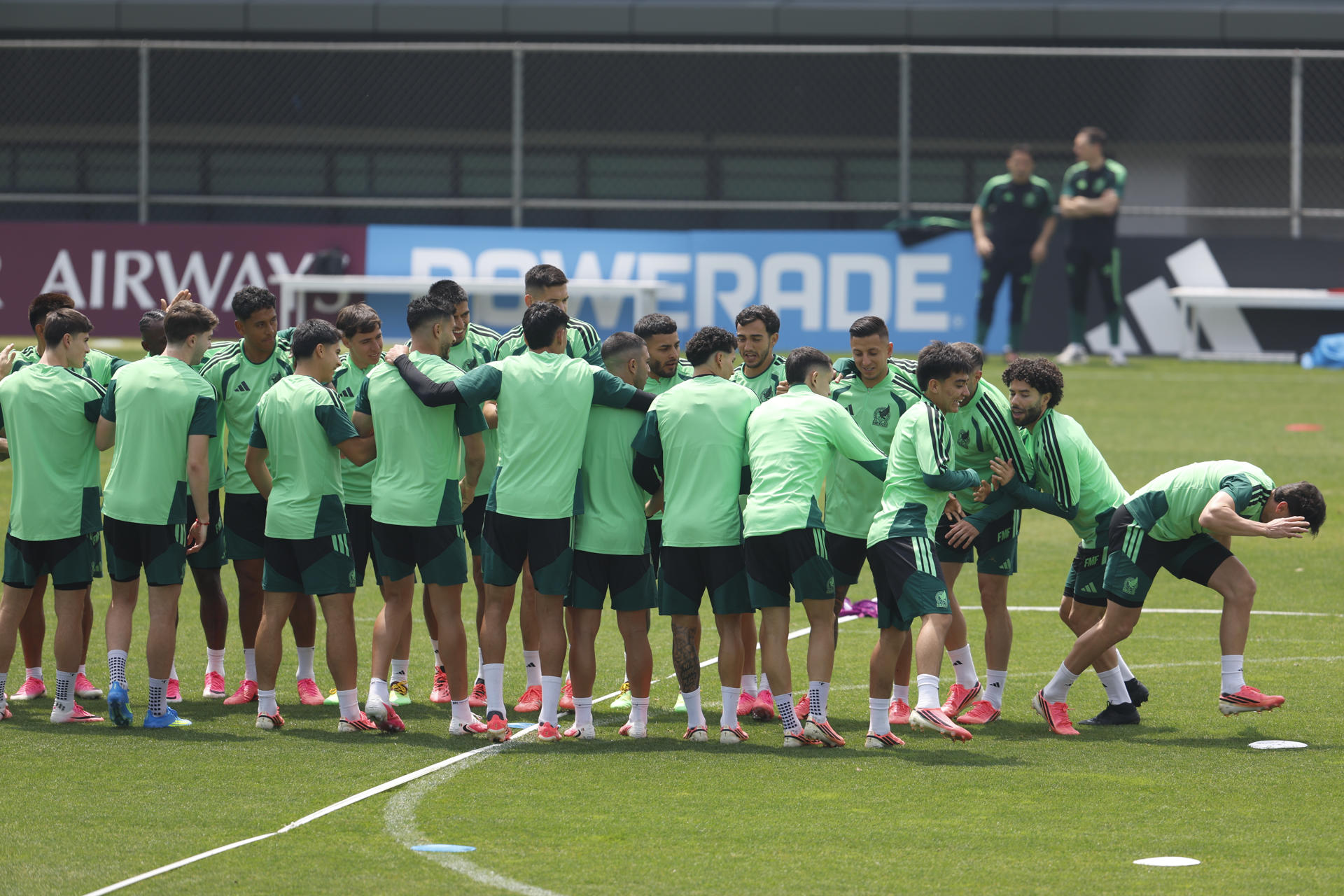 Los jugadores de la selección mexicana durante el entrenamiento celebrado este sábado en el Centro de Alto rendimiento en Ciudad de México. EFE/Sashenka Gutiérrez

