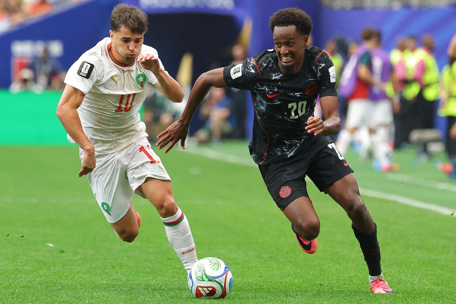 Brahim Díaz, centrocampista de la selección marroquí (i), afirmó este sábado en Houston que "ha sido increíble" la mentalidad mostrada en la goleada por 0-3 sobre Canadá que les ha clasificado a los cuartos de final del Mundial. EFE/EPA/CHRISTOPHER NEUNDORF
