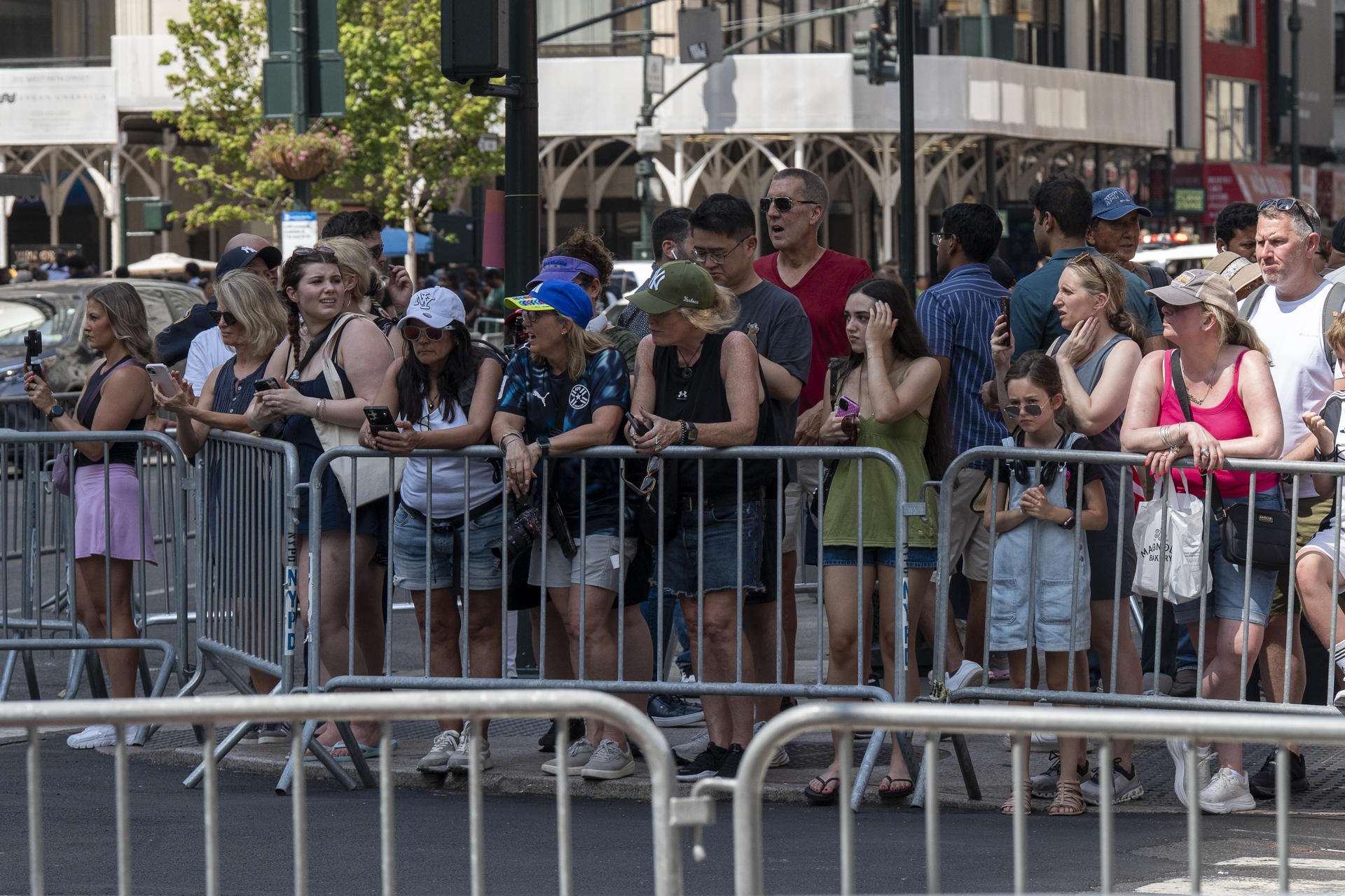 Seguidores de Taylor Swift, apodados 'Swifties', esperan bajo temperaturas de unos 40 grados centígrados con la esperanza de ver el mínimo detalle de la boda de su ídola con el jugador de fútbol americano Travis Kelce este viernes, en los alrededores del Madison Square Garden en Nueva York (Estados Unidos). EFE/ Ángel Colmenares