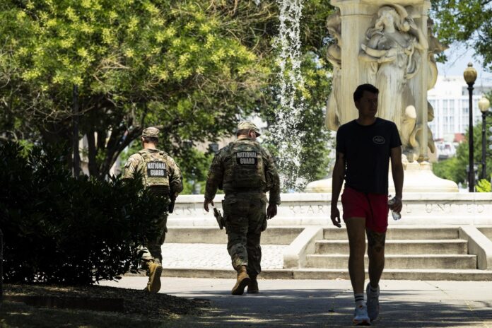 Miembros de la Guardia Nacional de EE.UU. patrullan cerca de la Fuente del Dupont Circle durante el intenso calor en Washington, D.C., EE.UU., el 04 de julio de 2026. EFE/EPA/GRAEME SLOAN
