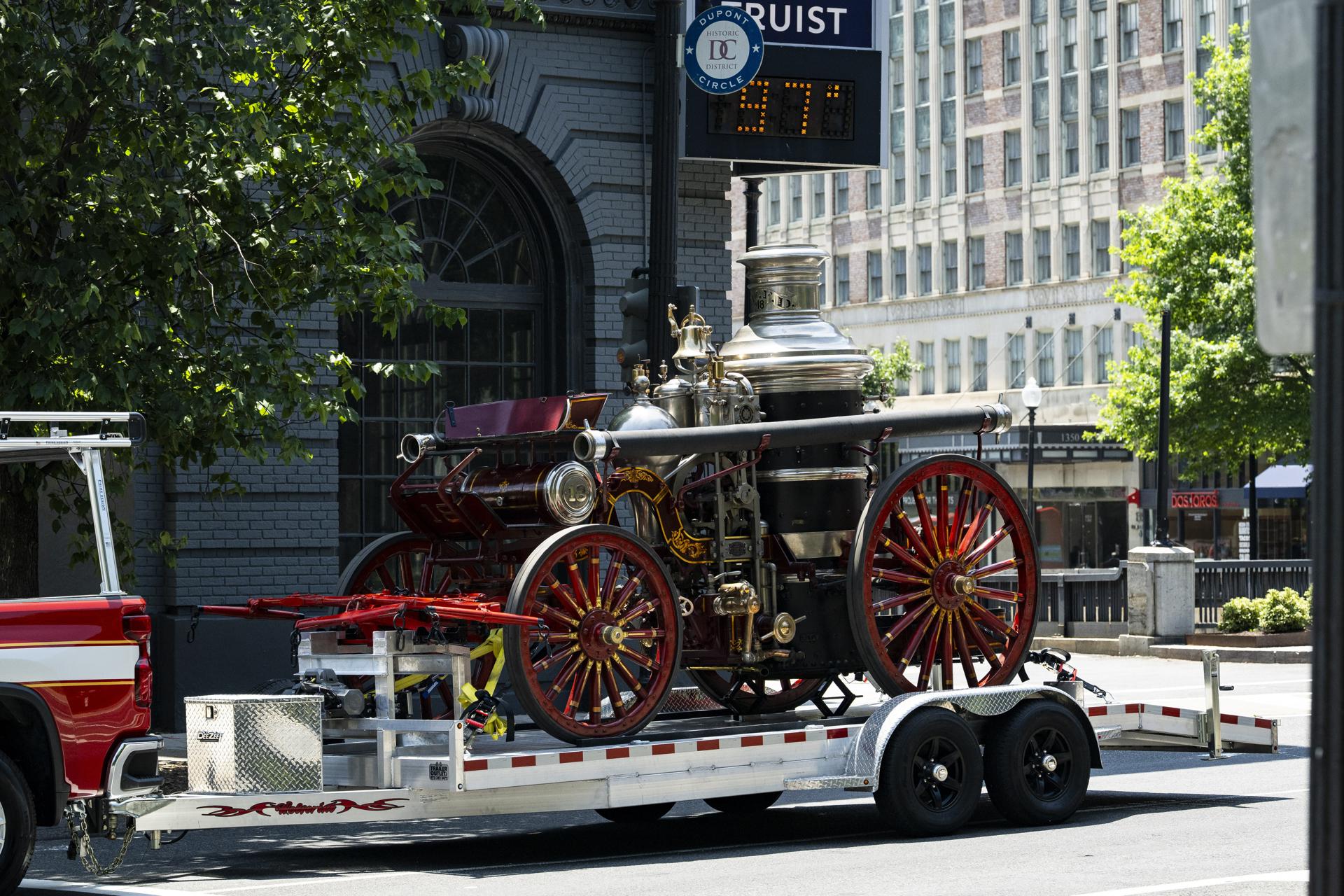 Un camión de bomberos antiguo es remolcado frente a un termómetro digital que marca 36 grados Celsius (97 grados Fahrenheit) en medio de un calor extremo en Washington, D.C., EE.UU., el 4 de julio de 2026. EFE/EPA/GRAEME SLOAN