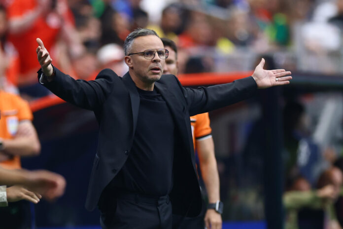 El entrenador marroquí, Mohamed Ouahbi, gesticula durante el partido de octavos de final del Mundial 2026 que las selecciones de Marruecos y Canadá disputaron en el Houston Stadium, en Estados Unidos. EFE/Carlos Ramírez
