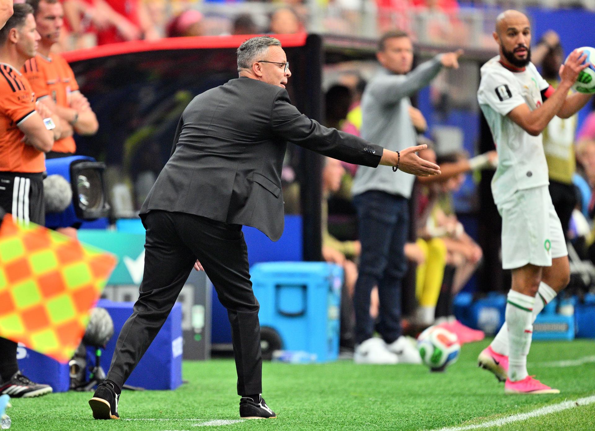 El seleccionador marroquí, Mohamed Ouahbi, durante el partido de octavos de final del Mundial 2026 entre Canadá y Marruecos, en Houston (EE.UU.). EFE/SAM WASSON