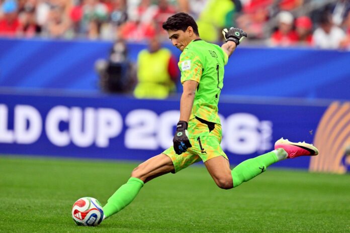 El guardameta Yassine Bounou, de Marruecos, en acción durante el partido de octavos de final del Mundial 2026 entre Canadá y Marruecos en Houston (EE.UU.). EFE/SAM WASSON
