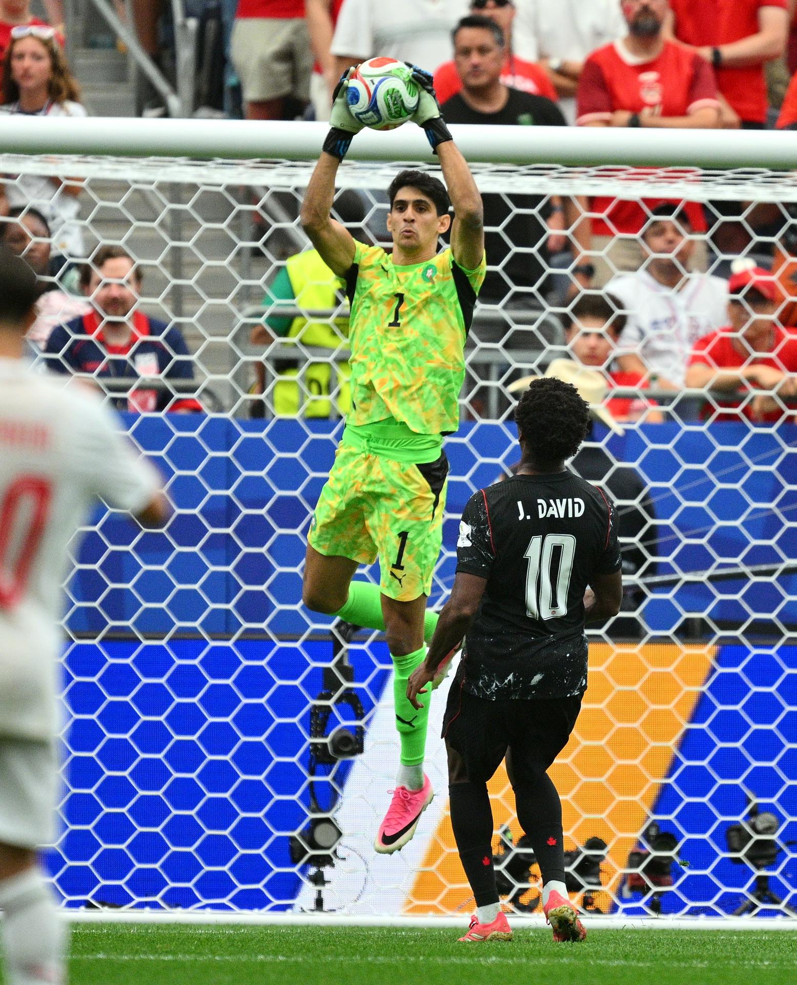 El portero Yassine Bounou, de Marruecos, realiza una parada durante el partido de octavos de final del Mundial 2026 entre Canadá y Marruecos en Houston (EE.UU.). EFE/SAM WASSON
