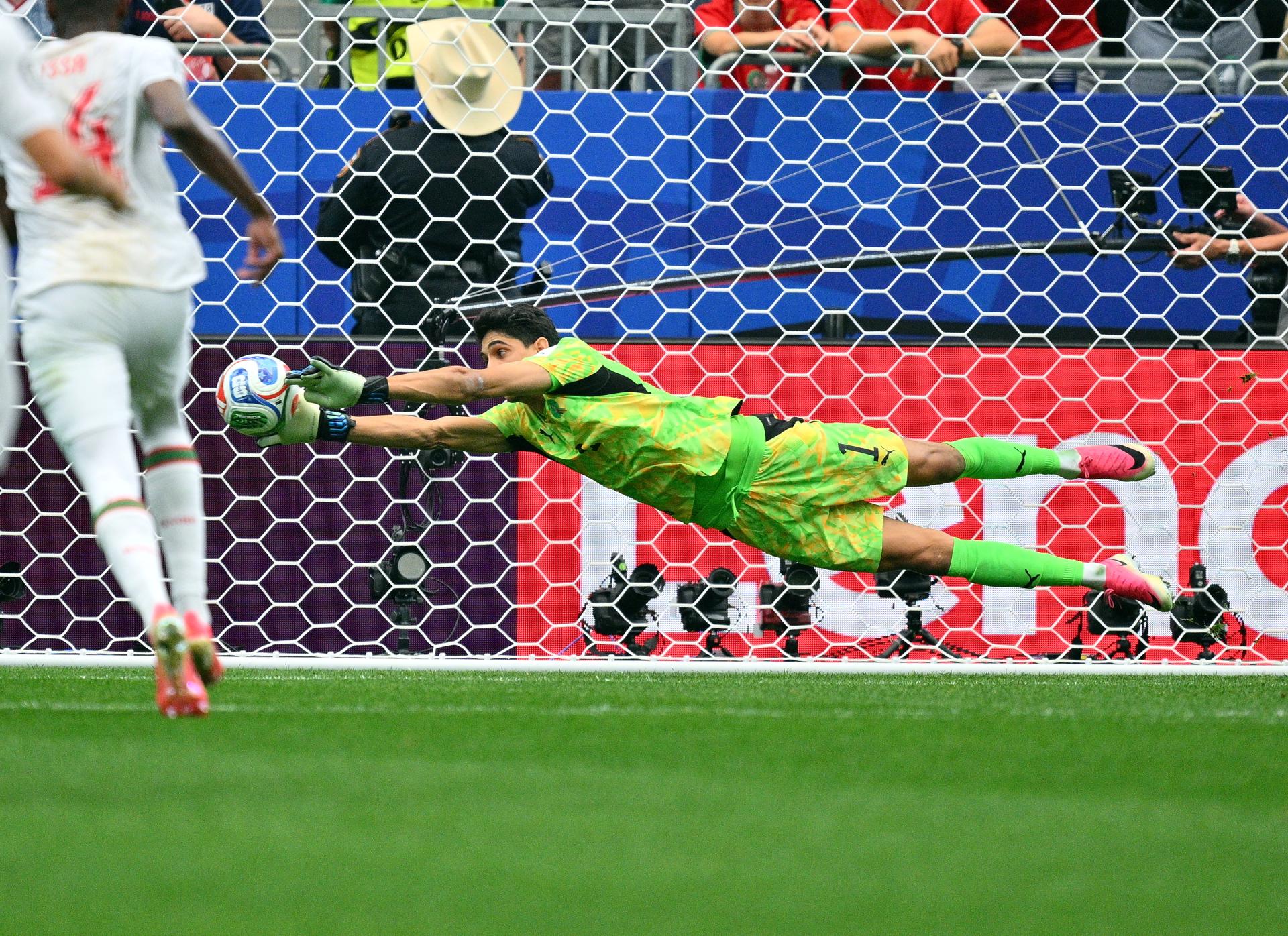 El portero Yassine Bounou, de Marruecos, realiza una parada durante el partido de octavos de final del Mundial 2026 entre Canadá y Marruecos en Houston (EE.UU.). EFE/SAM WASSON
