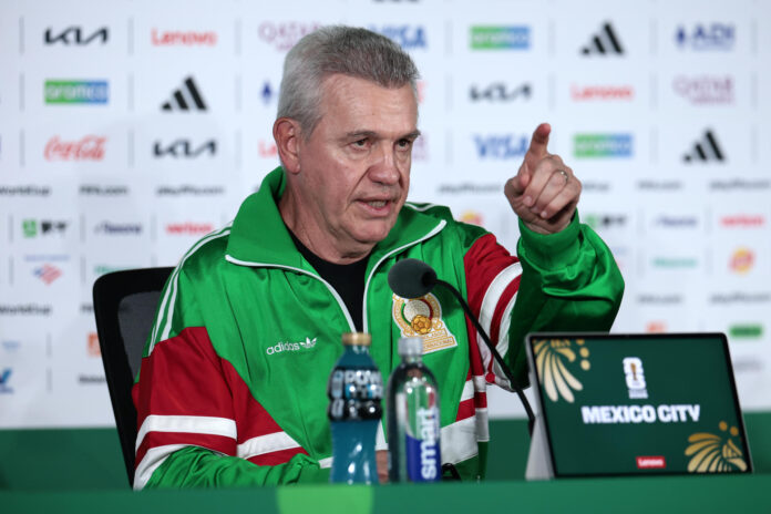 El seleccionador de México Javier Aguirre habla en una rueda de prensa este sábado, en Ciudad de México (México). EFE/ José Méndez
