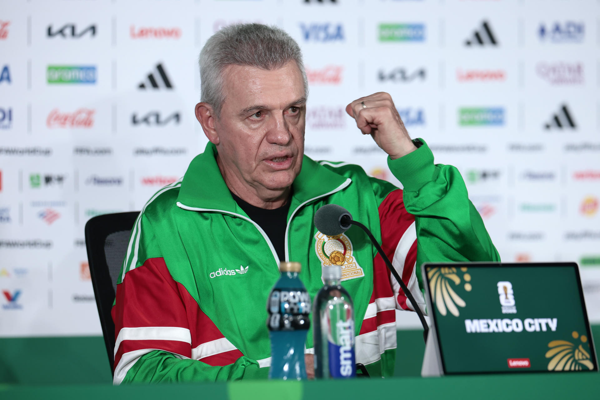 El seleccionador de México Javier Aguirre habla en una rueda de prensa este sábado, en Ciudad de México (México). EFE/ José Méndez
