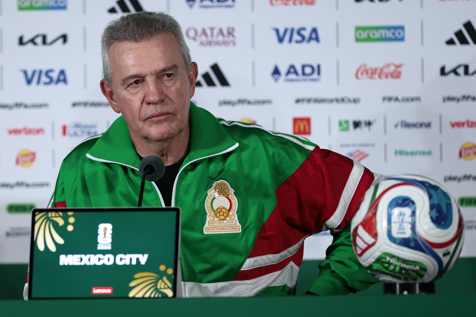El seleccionador de México Javier Aguirre habla en una rueda de prensa este sábado, en Ciudad de México (México). EFE/ José Méndez
