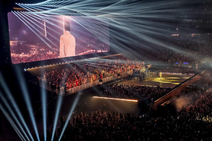 Primer concierto de la nueva gira del cantante puertorriqueño Bad Bunny en el Plenitude Arena, en París, donde presenta los temas de su último álbum 'Debí tirar más fotos'. EFE/Edgar Sapiña
Autor: Edgar Sapiña Manchado
