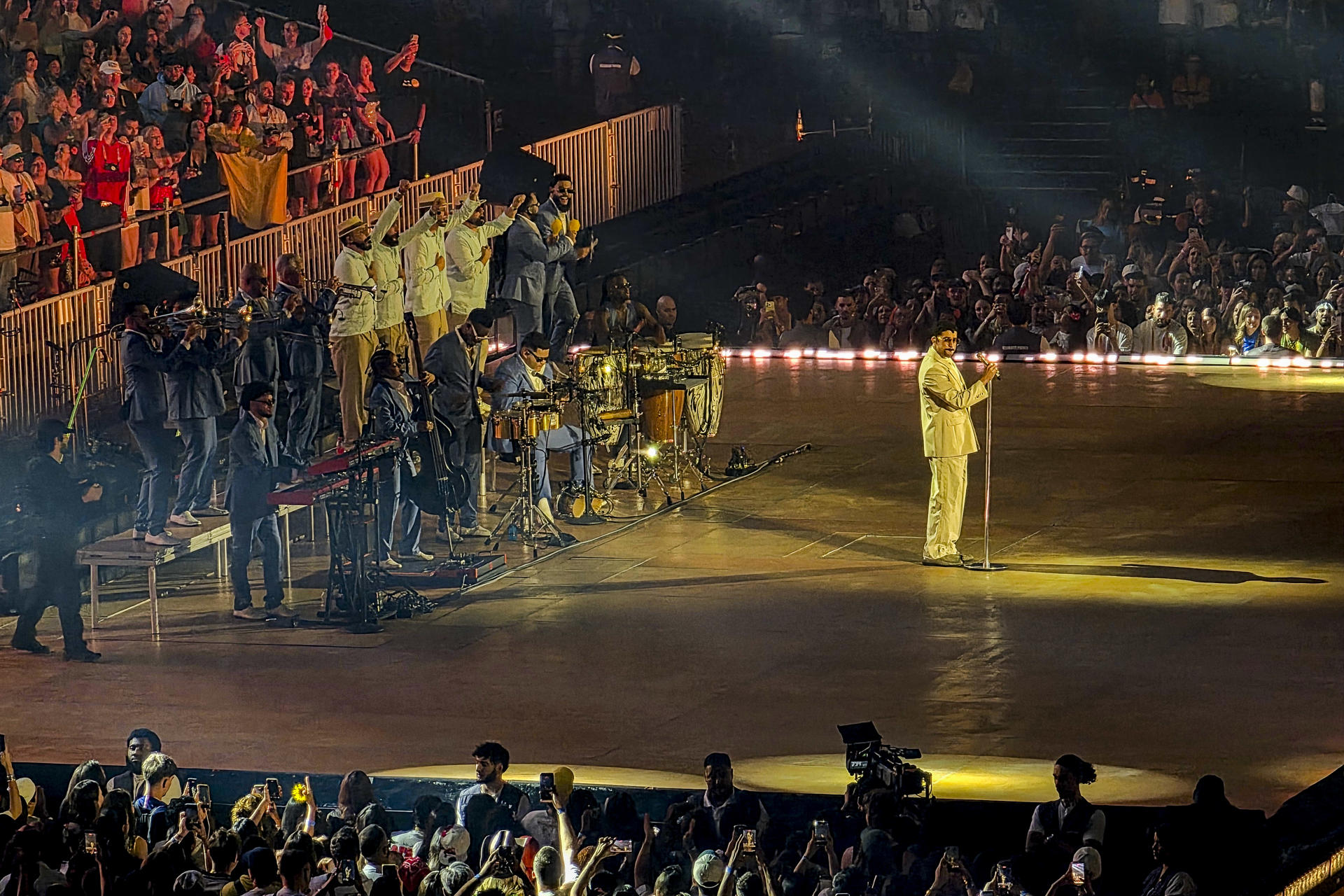 Primer concierto de la nueva gira del cantante puertorriqueño Bad Bunny en el Plenitude Arena, en París, donde presenta los temas de su último álbum 'Debí tirar más fotos'. EFE/Edgar Sapiña
Autor: Edgar Sapiña Manchado
