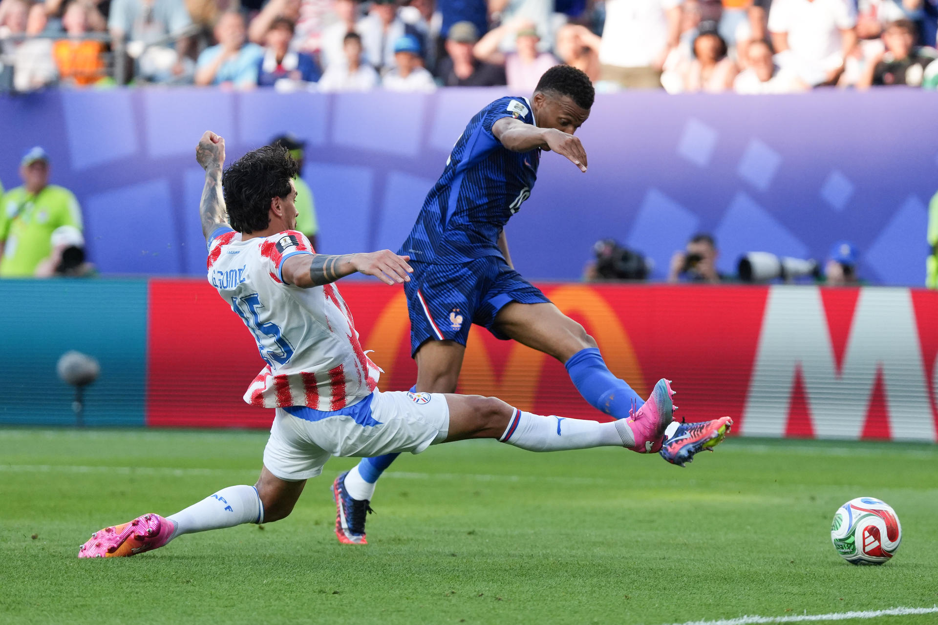 Gustavo Gómez (i), de Paraguay, disputa un balón con Kylian Mbappe, de Francia, en un partido por los octavos de final del Mundial 2026 entre Paraguay y Francia en el estadio de Filadelfia (Estados Unidos). EFE/ Angel Colmenares