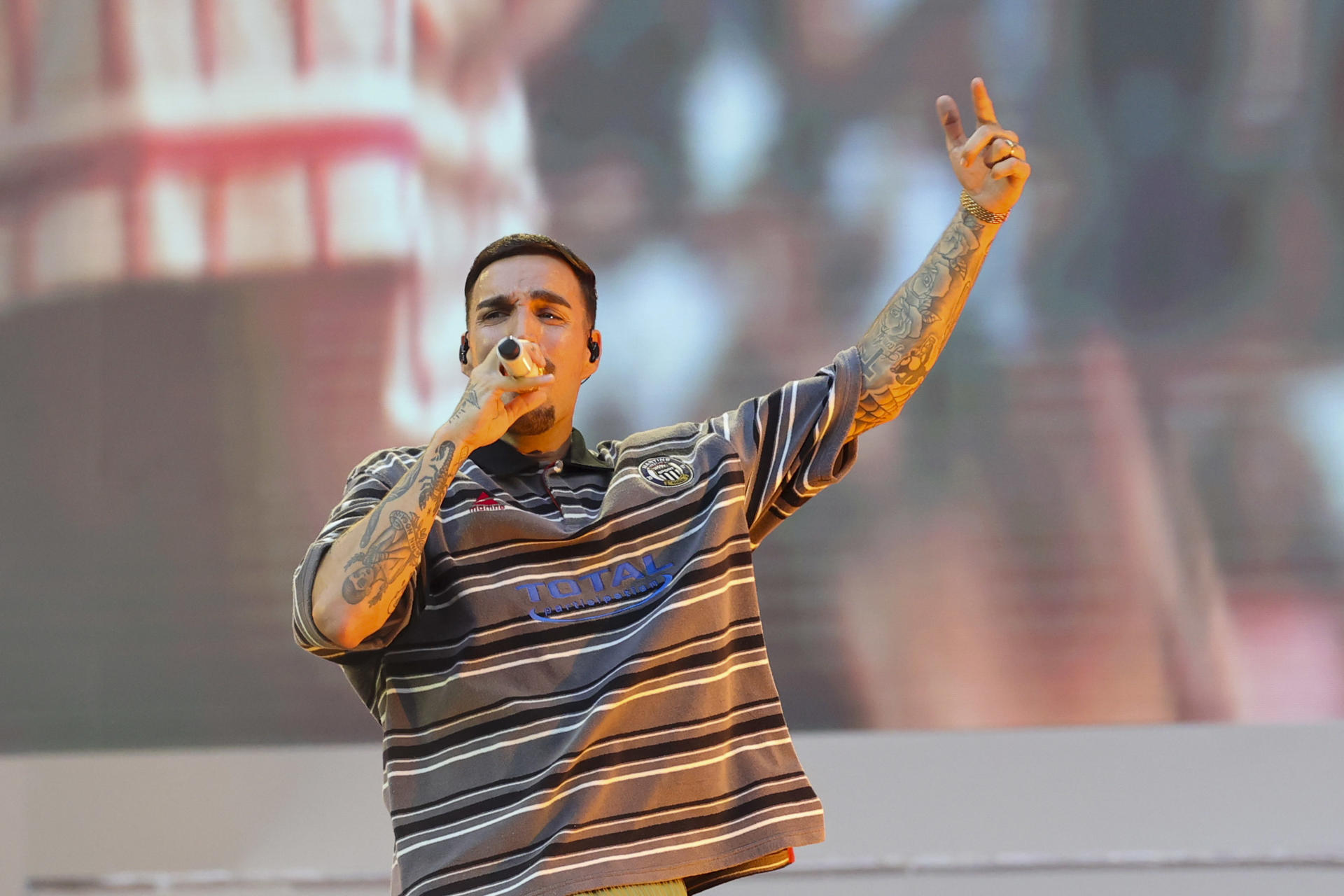 Rels B, el artista español más escuchado fuera de nuestras fronteras en el último año, durante el concierto en el estadio Metropolitano de Madrid este sábado, que coincide además con la reciente publicación de su disco más personal, 'love love FLAKK'.-EFE/ Víctor Lerena
