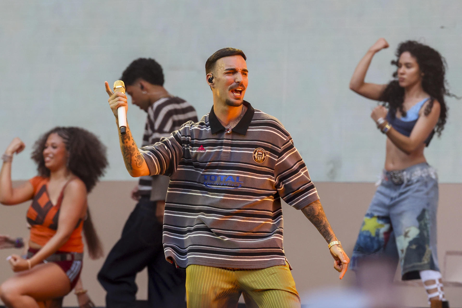 Rels B, el artista español más escuchado fuera de nuestras fronteras en el último año, durante el concierto en el estadio Metropolitano de Madrid este sábado, que coincide además con la reciente publicación de su disco más personal, 'love love FLAKK'.-EFE/ Víctor Lerena

