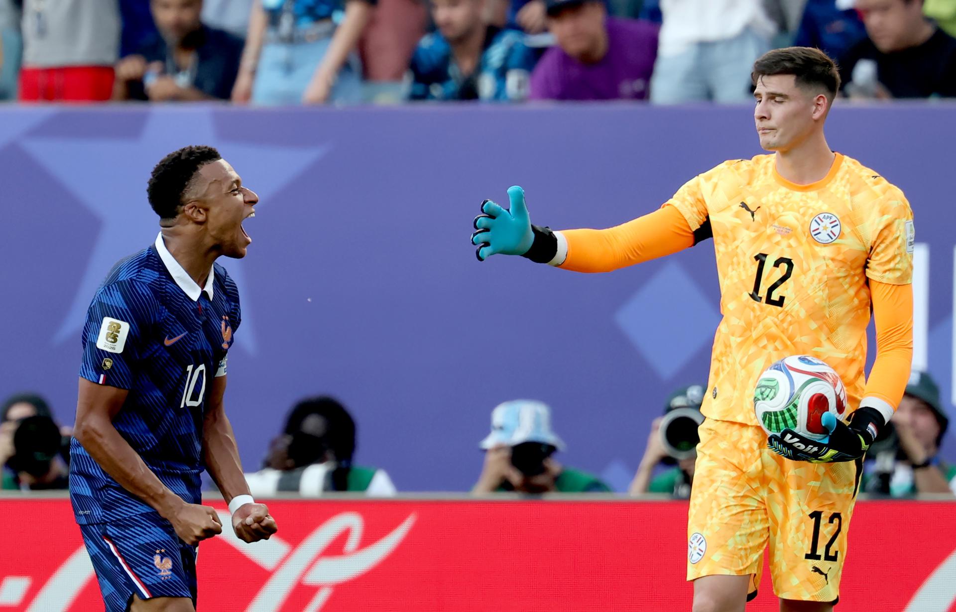 Kylian Mbappé (i), de Francia, celebra ante el guardameta Orlando Gill, de Paraguay, después de anotar el gol del triunfo por 0-1 en octavos de final del Mundial 2026. EFE/EPA/SARAH YENESEL