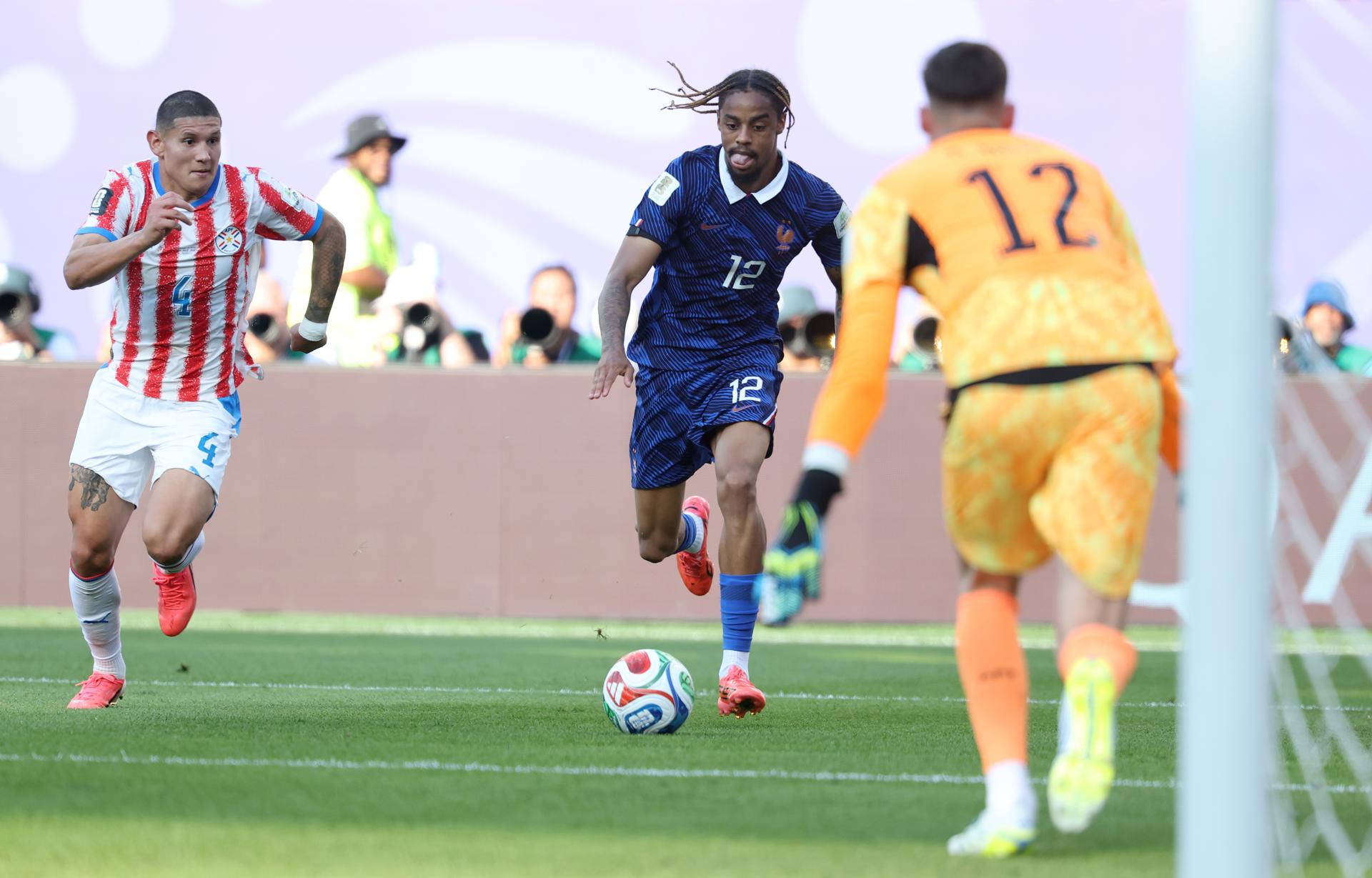 Bradley Barcola, de Francia, ataca el arco del portero Orlando Gill, de Paraguay, durante el partido de octavos de final del Mundial 2026 en Filadelfia. EFE/EPA/SARAH YENESEL
