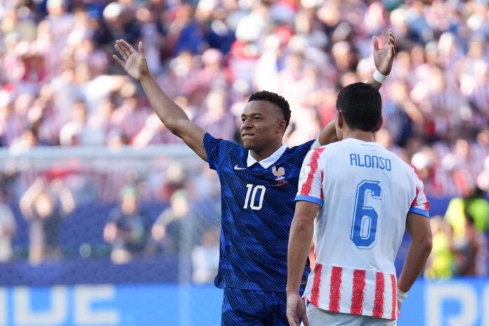 El francés Kylian Mbappé (i) celebra el gol de penalti que anotó ante Paraguay y que le bastó a su equipo para avanzar a cuartos de final del Mundial 2026. EFE/Ángel Colmenares
