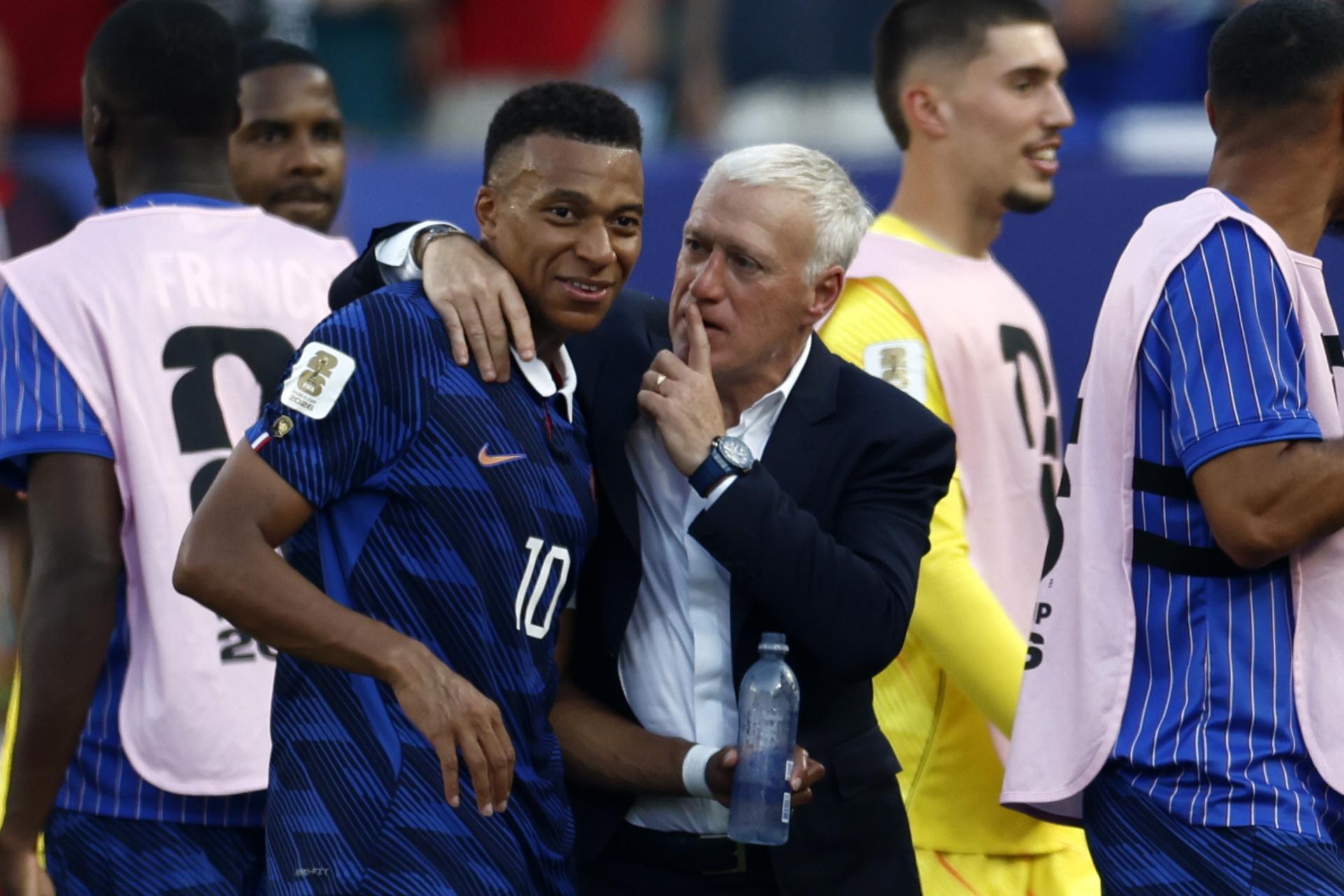 Didier Deschamps, seleccionador de Francia, habla con Kylian Mbappé al final del partido ante Paraguay en Filadelfia. EFE/EPA/WILL OLIVER