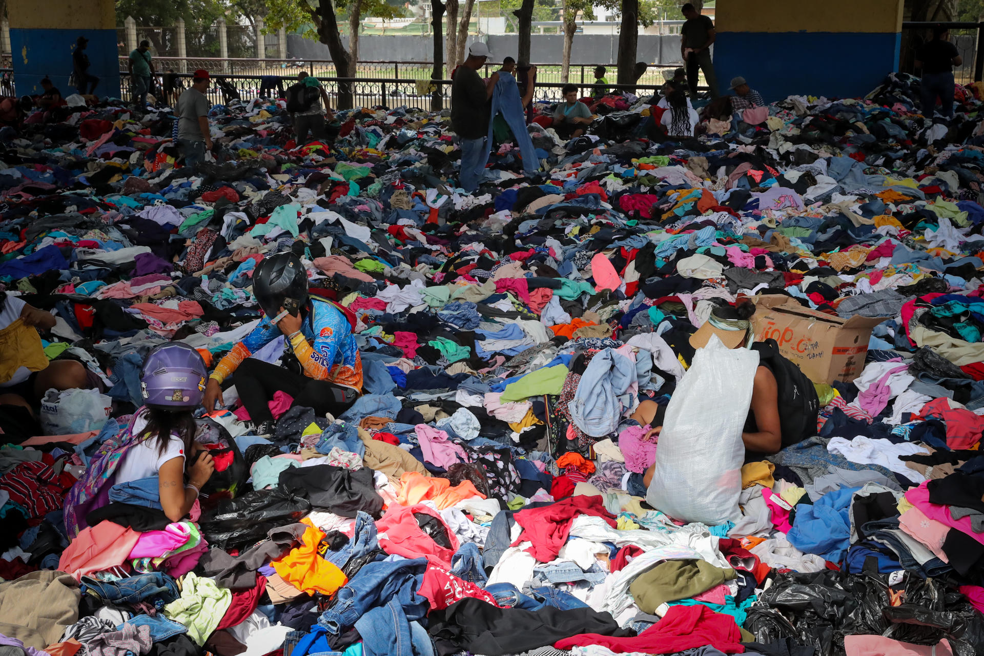 Personas seleccionan ropa en La Guaira (Venezuela). EFE/ Raúl Martínez