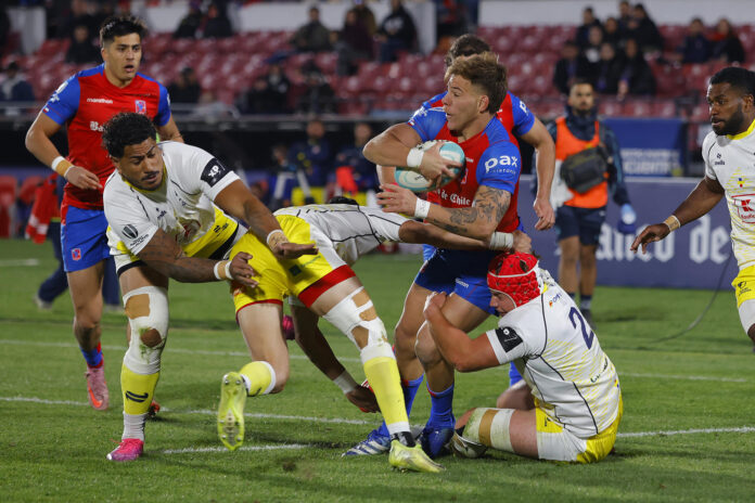 Jugadores de Chile y Rumania disputan el balón durante un partido de la World Rugby Nations Cup 2026 entre Chile y Rumania en el Estadio Nacional Julio Martínez Pradanos en Santiago (Chile). EFE/ Esteban Garay
