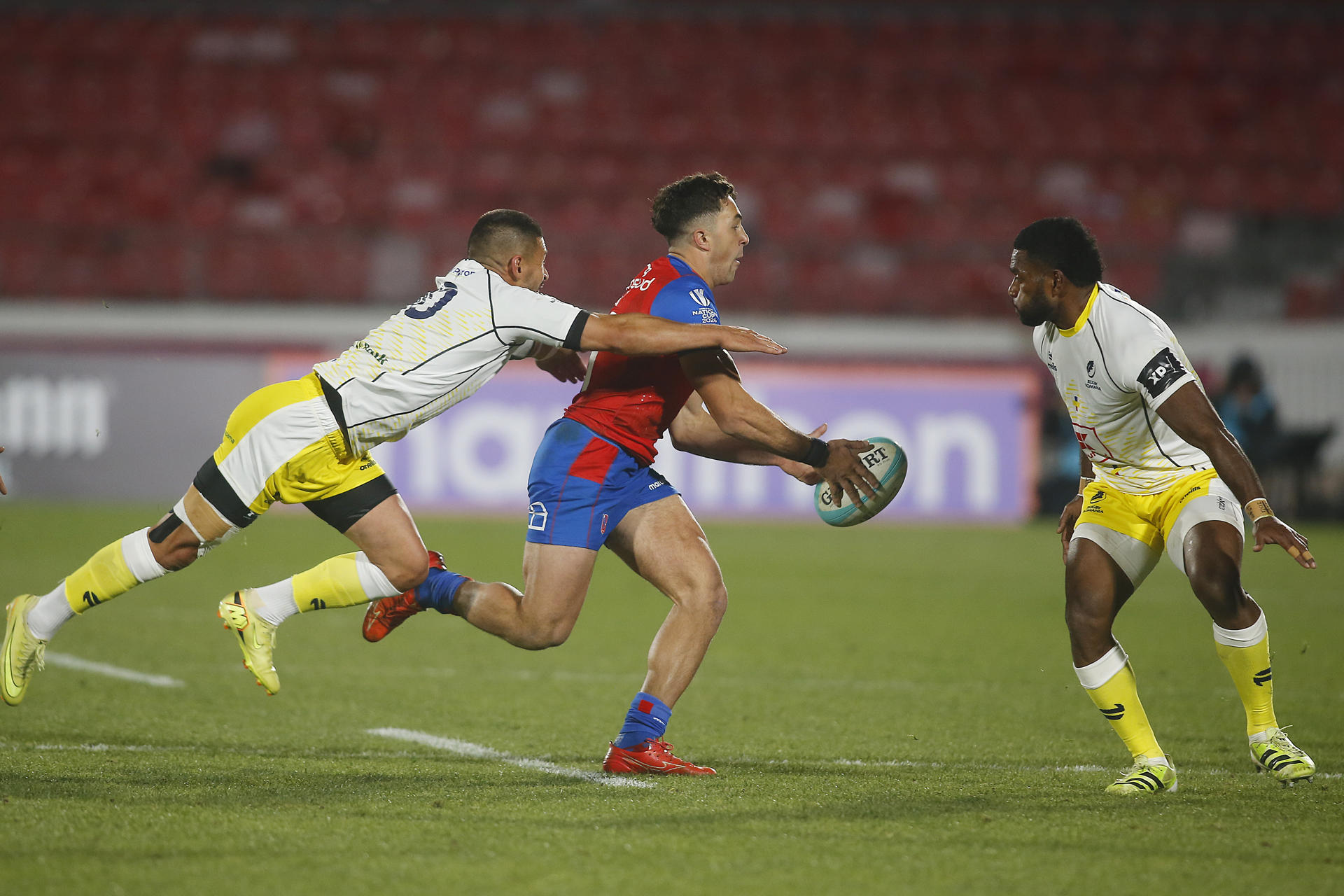 Nicolás Saab (c), de Chile, disputa el balón con Daniel Plai (i), de Rumania, durante un partido de la World Rugby Nations Cup 2026 entre Chile y Rumania en el Estadio Nacional Julio Martínez Pradanos en Santiago (Chile). EFE/ Esteban Garay

