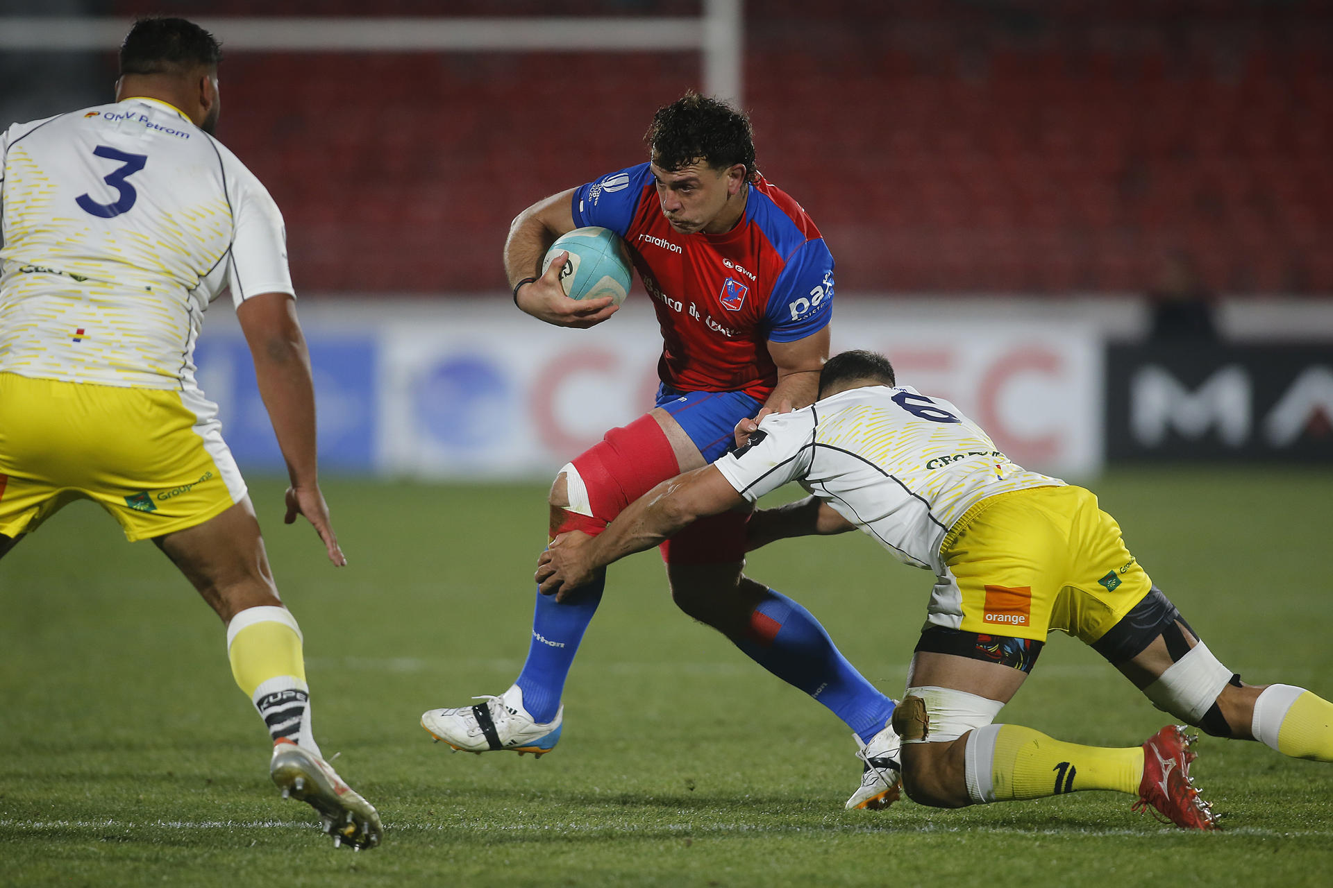Jugadores de Chile y Rumania disputan el balón durante un partido de la World Rugby Nations Cup 2026 entre Chile y Rumania en el Estadio Nacional Julio Martínez Pradanos en Santiago (Chile). EFE/ Esteban Garay
