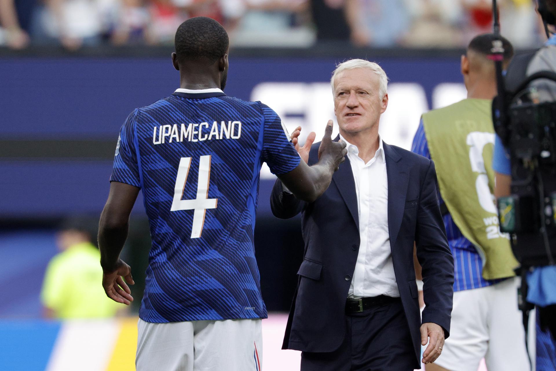 El seleccionador francés, Didier Deschamps (d), saluda a su jugador Dayot Upamecano tras ganar el partido de octavos de final ante Paraguay. EFE/EPA/SHAWN THEW
