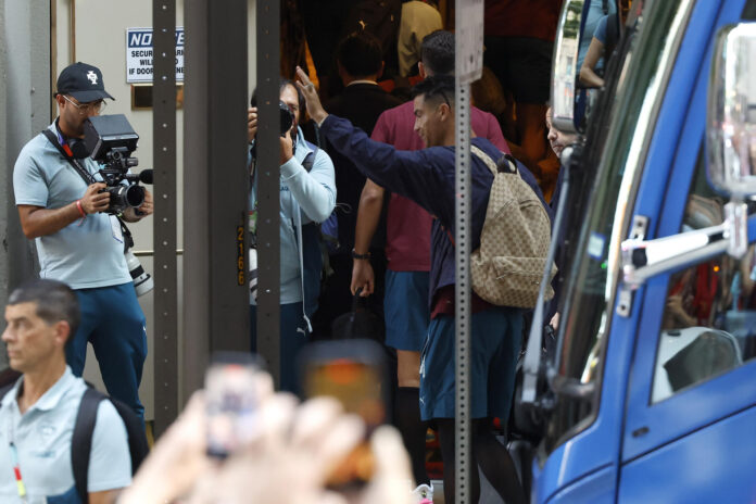 Cristiano Ronaldo, de Portugal, saluda a su llegada al hotel de concentración en Dallas (Estados Unidos). EFE/ Mariscal
