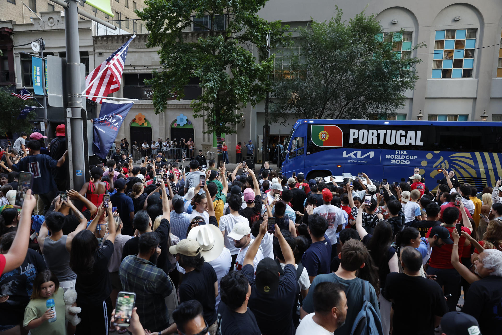 Aficionados reciben a la selección de Portugal a su llegada al hotel de concentración en Dallas (Estados Unidos). EFE/ Mariscal
