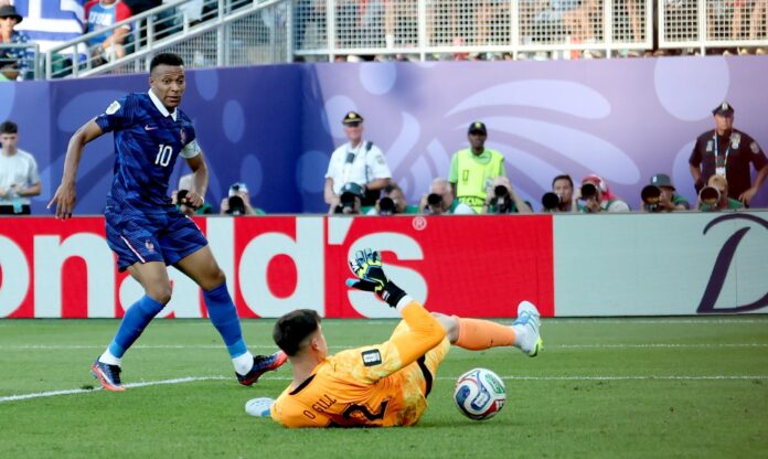 Kylian Mbappé (izq.), de Francia, intenta marcar un gol ante el portero Orlando Gill, de Paraguay, durante el partido de octavos de final del Mundial 2026 en Filadelfia. EFE/ Angel Colmenares
