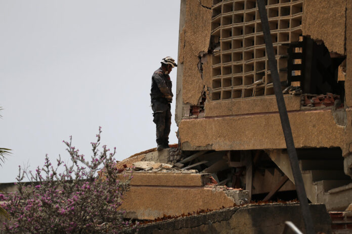 Un rescatistas realiza labores de búsqueda en los escombros de un edificio este 4 de julio de 2026, en La Guaira (Venezuela). EFE/ Raúl Martínez
