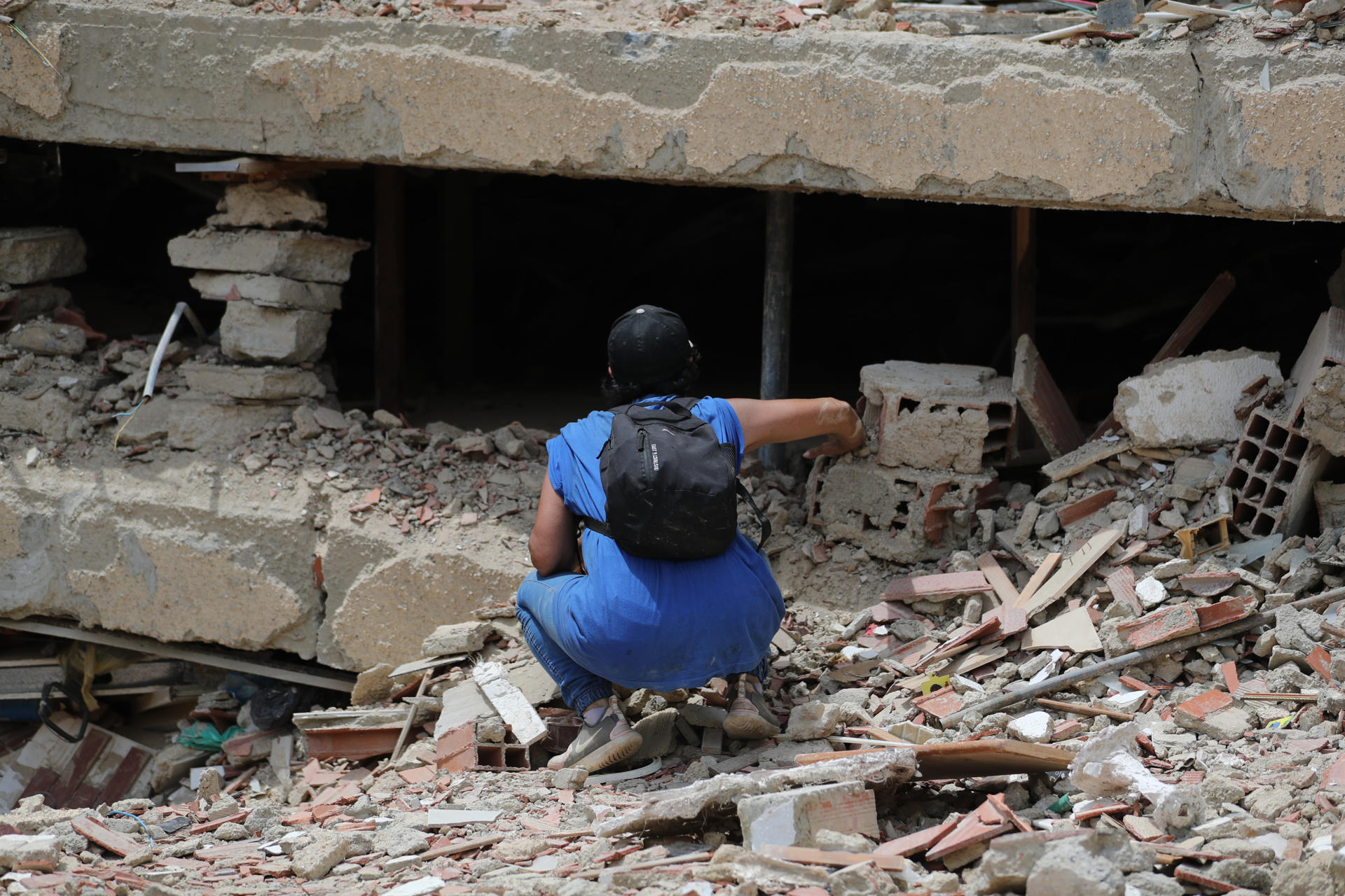 Una persona observa dentro de los escombros de un edificio este 4 de julio de 2026, en La Guaira (Venezuela). EFE/ Raúl Martínez
