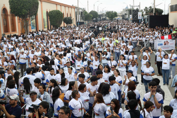 Personas participan durante la 'Clase de Salsa Más Grande del Mundo' este 4 de julio de 2026, en Callao, Lima (Perú). EFE/ Paolo Aguilar
